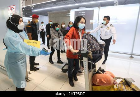 Bangkok, Thailand. 02. März 2022. Flughafenmitarbeiter helfen thailändischen Rückkehrern aus der Ukraine am internationalen Flughafen Suvarnabhumi, wo das Außenministerium des Königreichs Thailand eine Evakuierung von 142 Thailändern aus der Ukraine organisiert hat. Kredit: SOPA Images Limited/Alamy Live Nachrichten Stockfoto