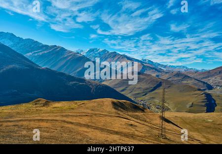 Fantastischer verträumter Sonnenaufgang auf dem felsigen Berg mit Blick in das neblige Tal.Blick auf die Berge.Foggy Mountain.Dreamy Forrest. Sonnenaufgangswolken. Waldhügel Stockfoto