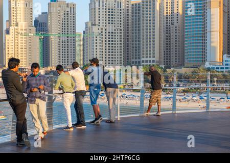 Viele Menschen stehen auf der Aussichtsplattform in dubai Stockfoto