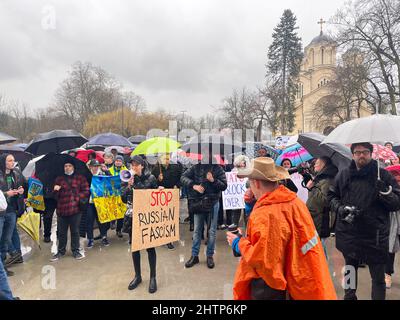 einheitsmarsch in Ljubljana gegen russische Invasion. Frau mit Plakat stoppen russischen Faschismus, Konzept der Warnung und Ukraine-Krieg, Ukraine-Flagge. Slowenien Stockfoto