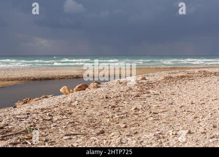 Mittelmeer-Meer Kosten von Israel, Nahal Alexander zwischen Chadera und Netanya, Strand im Winter Stockfoto