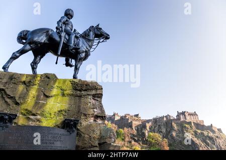 Edinburgh, Schottland, 5.. Mai 2016 die Statue des Royal Scots Grays Monument gegen das Edinburgh Castle in den West Princes Street Gardens. Stockfoto