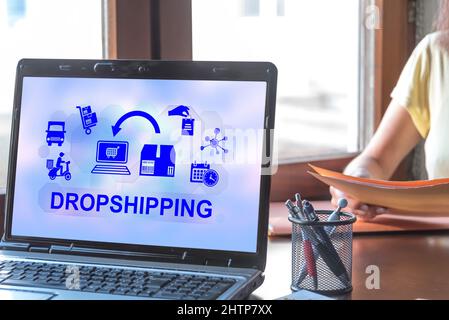 Laptop-Bildschirm mit einem Dropshipping-Konzept Stockfoto