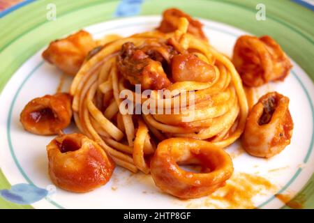 Tintenfischlinguin mit Marinara-Sauce aus Tomatenmark Stockfoto