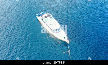 Luftaufnahme zum Schnellboot, das auf dem Meer in Amed, Bali, verankert ist Stockfoto