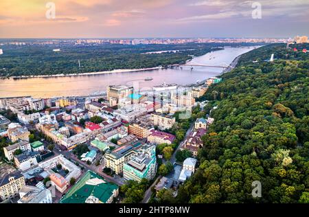 Luftaufnahme von Podil, einem historischen Bezirk von Kiew, Ukraine Stockfoto