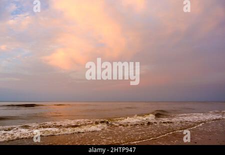 Sonnenuntergang über dem Mittelmeer in Oliva, Valencia, Spanien Stockfoto