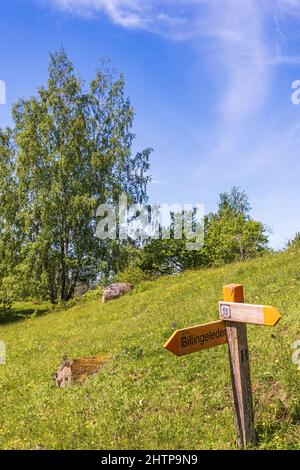 Wegweiser auf einem Wanderweg auf einer Wiese Stockfoto