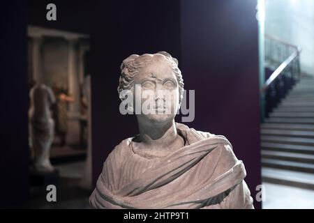 Antike griechische Statue von Kore aus Magnesia ad Meandrum (Germencik, Aydın), 1.. Jahrhundert v. Chr. Archäologisches Museum Istanbul, Türkei. Stockfoto