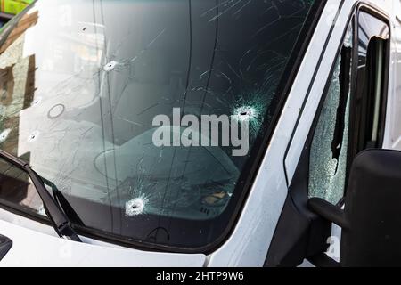 KIEW, UKRAINE - 28. Februar 2022: Krieg Russlands gegen die Ukraine. Ein Auto schoss auf einer Kiewer Straße. Spuren von Kugeln und Muschelfragmenten, Blut und zerbrochenem Glas Credit: Mykhailo Palinchak/Alamy Live News Stockfoto