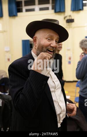 Brighton City Singers mit Chormeister MJ Paranzino in Hove, East Sussex, Großbritannien Stockfoto