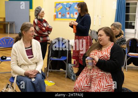 Brighton City Singers mit Chormeister MJ Paranzino in Hove, East Sussex, Großbritannien Stockfoto