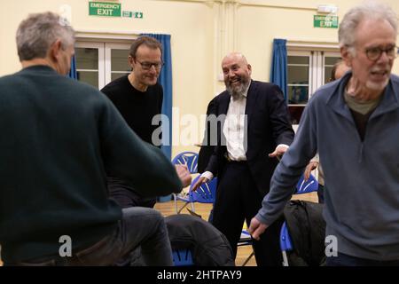 Brighton City Singers mit Chormeister MJ Paranzino in Hove, East Sussex, Großbritannien Stockfoto