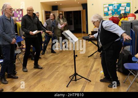 Brighton City Singers mit Chormeister MJ Paranzino in Hove, East Sussex, Großbritannien Stockfoto