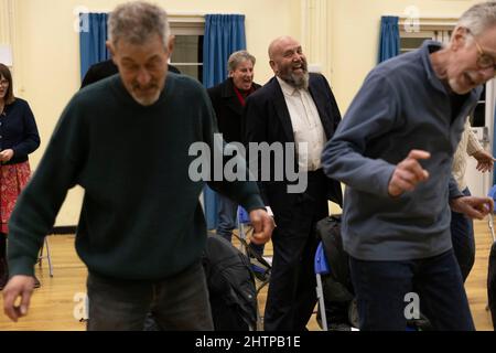 Brighton City Singers mit Chormeister MJ Paranzino in Hove, East Sussex, Großbritannien Stockfoto