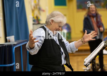 Brighton City Singers mit Chormeister MJ Paranzino in Hove, East Sussex, Großbritannien Stockfoto