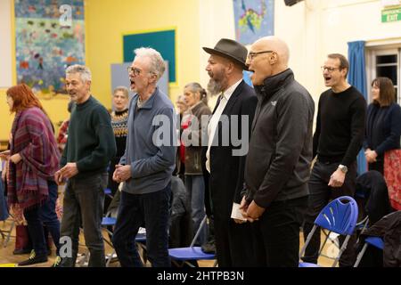 Brighton City Singers mit Chormeister MJ Paranzino in Hove, East Sussex, Großbritannien Stockfoto