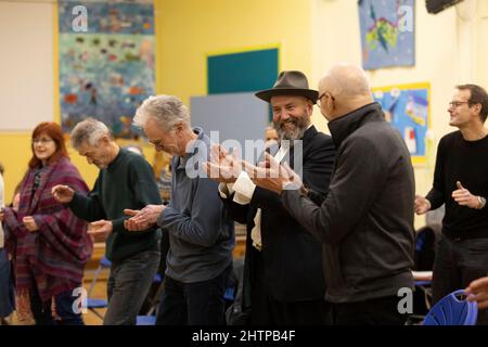 Brighton City Singers mit Chormeister MJ Paranzino in Hove, East Sussex, Großbritannien Stockfoto