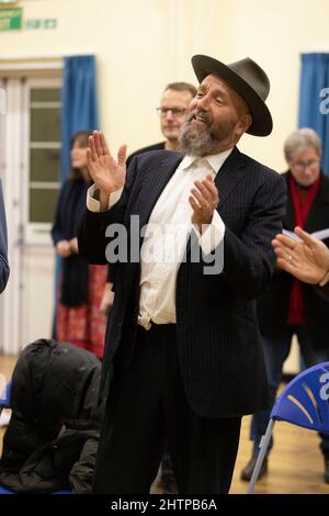 Brighton City Singers mit Chormeister MJ Paranzino in Hove, East Sussex, Großbritannien Stockfoto