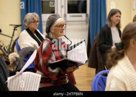 Brighton City Singers mit Chormeister MJ Paranzino in Hove, East Sussex, Großbritannien Stockfoto