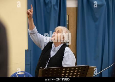 Brighton City Singers mit Chormeister MJ Paranzino in Hove, East Sussex, Großbritannien Stockfoto