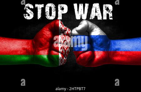 Zwei Fäuste mit der Flagge von Belarus und Russland mit der Aufschrift STOP war, das Konzept der Beendigung der Feindseligkeiten auf dem Gebiet der Ukraine Stockfoto