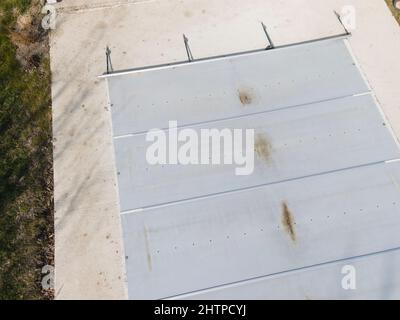 Drohnenflug über einen überdachten Pool mit einer Plane, die in einem Garten noch im Bau ist Stockfoto