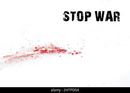 Blut auf dem Schnee mit der Überschrift STOP war, das Konzept der Beendigung der Feindseligkeiten auf dem Gebiet der Ukraine Stockfoto