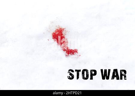 Blut auf dem Schnee mit der Überschrift STOP war, das Konzept der Beendigung der Feindseligkeiten auf dem Gebiet der Ukraine Stockfoto