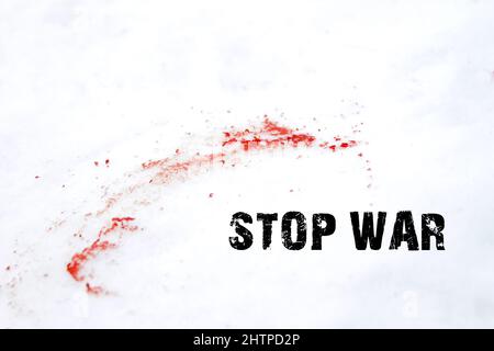 Blut auf dem Schnee mit der Überschrift STOP war, das Konzept der Beendigung der Feindseligkeiten auf dem Gebiet der Ukraine Stockfoto