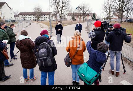 Heidelberg, Deutschland. 01. März 2022. Sylvia Felder, Landräsidentin des Landkreises Karlsruhe, und Markus Rothfuß, Leiter der Ankunftshalle, informieren in der Eingangshalle des Landes in Patrick Henry Village Pressevertreter. Quelle: Uwe Anspach/dpa/Alamy Live News Stockfoto