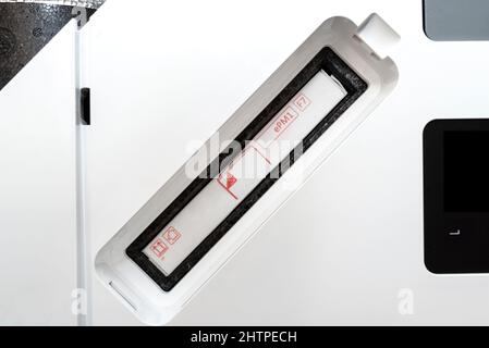 Home mechanische Lüftung mit Wärmerückgewinnung an der Wand hängen, sichtbare Steckdose mit F7 Filtern eingesetzt. Stockfoto