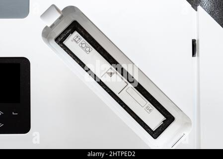 Home mechanische Lüftung mit Wärmerückgewinnung an der Wand hängen, sichtbare Steckdose mit G4 Filtern eingesetzt. Stockfoto