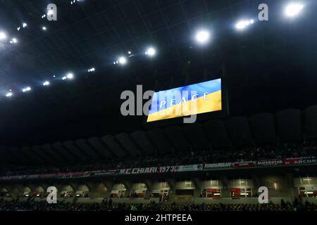Mailand, Italien. 01. März 2022. Der LED-Bildschirm im Stadion zeigt eine ukrainische Flagge, um eine Friedensbotschaft für die Ukraine während des Fußballspiels Coppa Italia 2021/22 zwischen AC Milan und FC Internazionale im Giuseppe-Meazza-Stadion, Mailand, Italien am 01. März 2022 anzuzeigen.Quelle: Independent Photo Agency/Alamy Live News Stockfoto