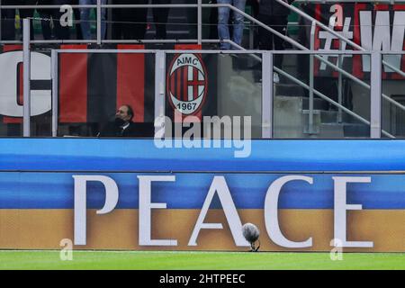 Mailand, Italien. 01. März 2022. Der LED-Bildschirm im Stadion zeigt eine ukrainische Flagge, um eine Friedensbotschaft für die Ukraine während des Fußballspiels Coppa Italia 2021/22 zwischen AC Milan und FC Internazionale im Giuseppe-Meazza-Stadion, Mailand, Italien am 01. März 2022 anzuzeigen.Quelle: Independent Photo Agency/Alamy Live News Stockfoto