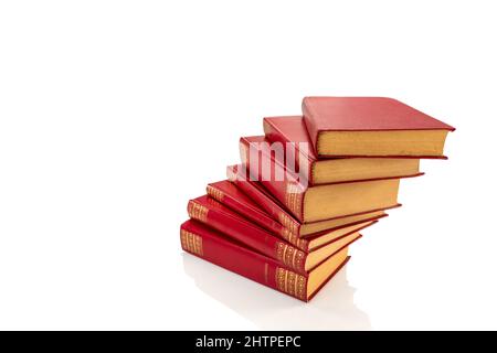 Stapel von roten Vintage-Büchern mit goldenen Verzierungen auf Hartledereinband, isoliert auf weißem, Schneideweg, Kopierraum Stockfoto