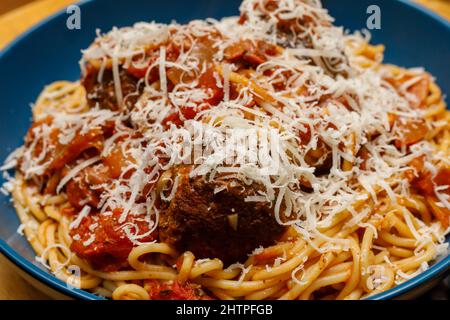 Gericht mit Fleischbällchen und Spaghetti mit Marinara-Sauce und Parmesan-Käsesaverteigungen Stockfoto