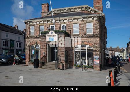 Stadtverwaltung High Street Northallerton North Yorkshire an einem sonnigen Frühlingstag Stockfoto