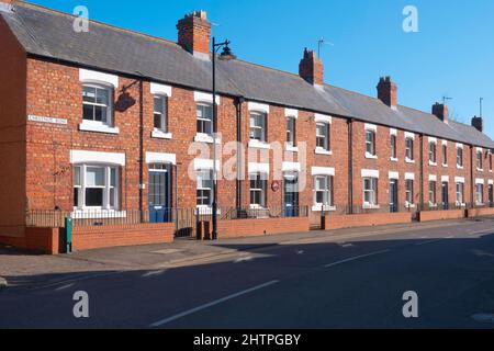 Eine Reihe von erheblichen gut gebauten roten Backstein-Reihenhäusern in Chestnut Row Greatham Hartlepool England Großbritannien Stockfoto