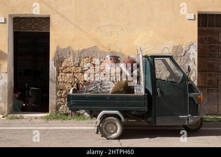 Transport von Musikinstrumenten durch das charakteristische Ape Piaggio, Asciano Dorf, Crete Senesi Gebiet, Provinz Siena, Toskana, Europa Stockfoto