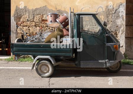 Transport von Musikinstrumenten durch das charakteristische Ape Piaggio, Asciano Dorf, Crete Senesi Gebiet, Provinz Siena, Toskana, Europa Stockfoto