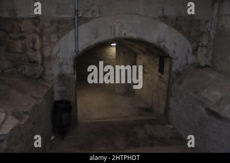 Tunnel Weltkrieg 2 in Rijeka Stadt, keine Menschen, leere Passage. Militärtunnel in Rijeka, Kroatien. Jetzt ist dieser Fußgängertunnel ein beliebter Touristenmagis Stockfoto