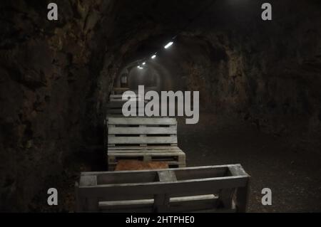 Tunnel von Rijeka für den Weltkrieg 2 gebaut. Es war früher militärisches Objekt, aber jetzt ist es Touristenattraktion der Stadt. Februar 2020.Underground dark tu Stockfoto