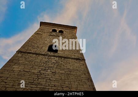 Alte Steinturm Glocke und Kirche im Stadtzentrum von Rijeka, Kroatien. Alter Steinturm mit Blick auf den blauen Himmel mit schönen Fenstern, Bögen, Wolken. Stockfoto