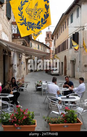 Tägliches Leben, Asciano Dorf mit Flaggen der Bezirke, Crete Senesi Gebiet, Provinz Siena, Toskana, Europa Stockfoto