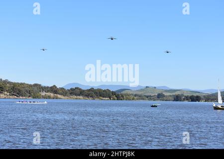 Drei C-17 Globemasters der Royal Australian Air Force fliegen in Formation. Stockfoto