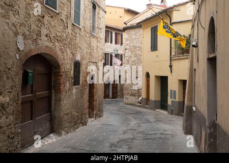 Asciano Dorf mit Flaggen der Bezirke, Crete Senesi Gebiet, Provinz Siena, Toskana, Europa Stockfoto