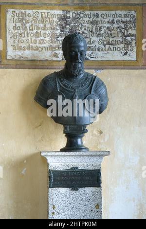 Vertikale Aufnahme einer alten Statue im Kloster von Yuste in Extremadura, Spanien Stockfoto