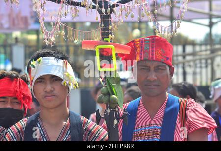 Diphu, Assam, Indien. 2. März 2022. Kulturtruppe aus dem Stamm der Karbi mit Betel-Nuss, Blättern, Spiegel und Kamm während der Eröffnungszeremonie des Karbi-Jugendfestivals 48. in Diphu, Karbi Anglong, Assam. ( Credit: Caisii Mao/Alamy Live News Stockfoto