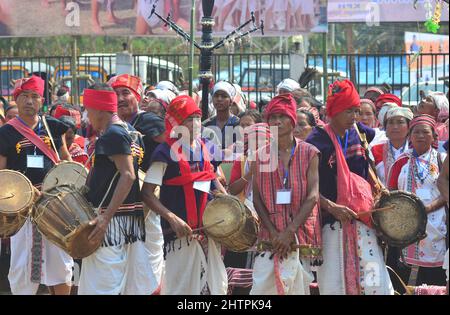 Diphu, Assam, Indien. 2. März 2022. Kulturtruppe aus dem Stamm Karbi tritt während der Eröffnungszeremonie des Karbi Youth Festival 48. in Diphu, Karbi Anglong, Assam auf. ( Credit: Caisii Mao/Alamy Live News Stockfoto